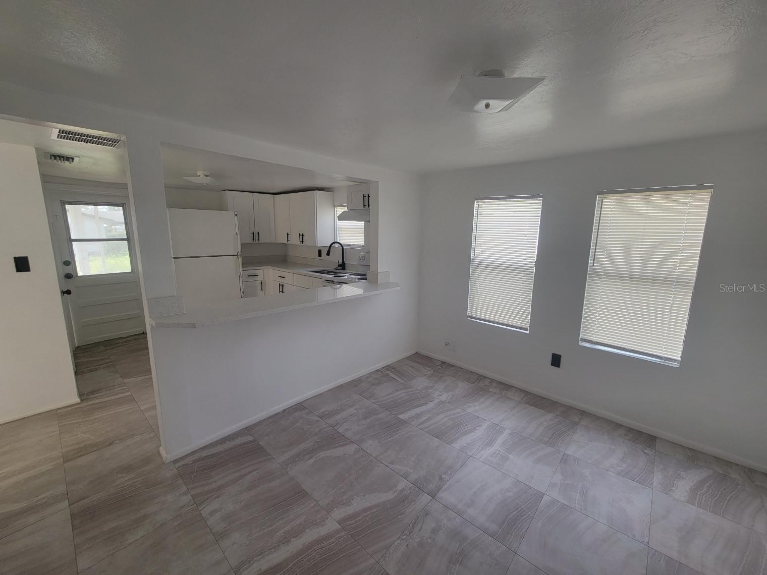 1058 N Davis Ave Property Photo 5