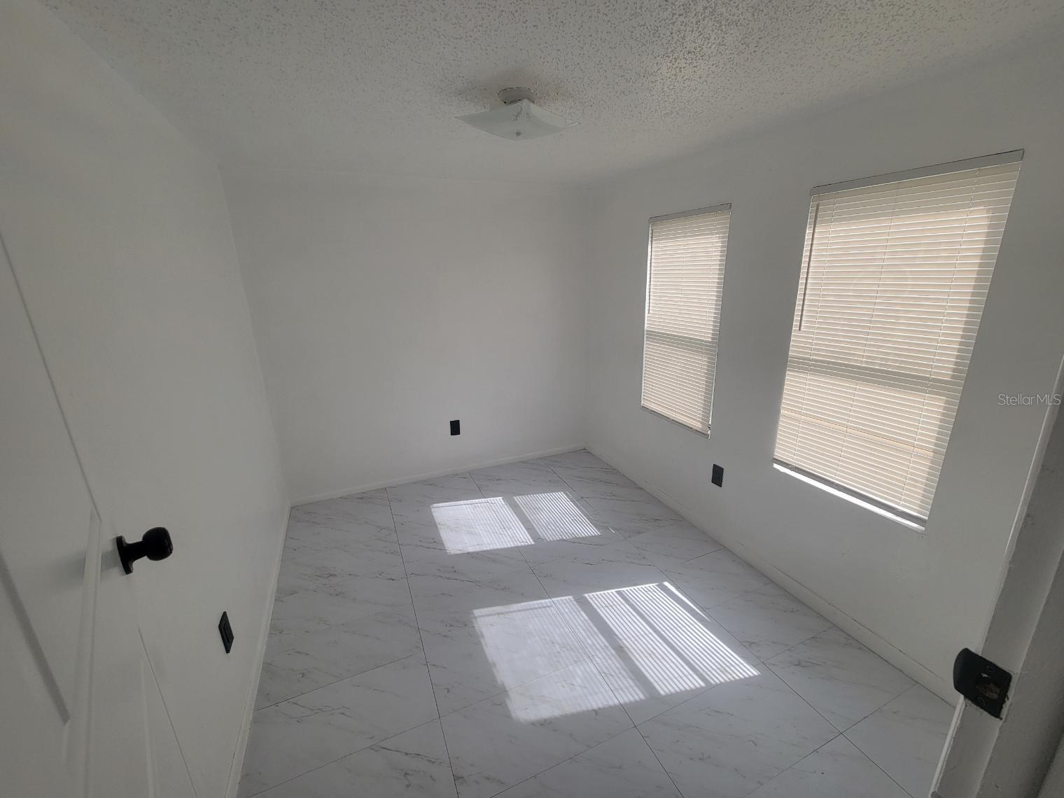 1058 N Davis Ave Property Photo 9