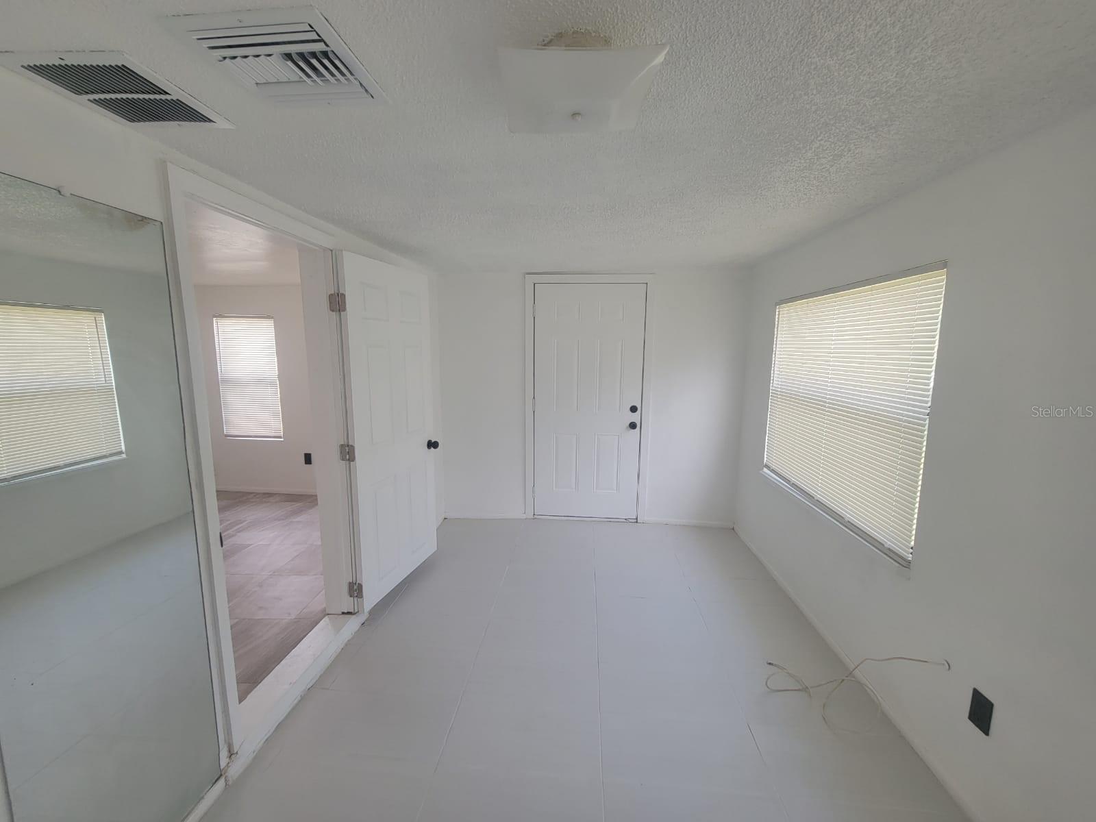 1058 N Davis Ave Property Photo 10
