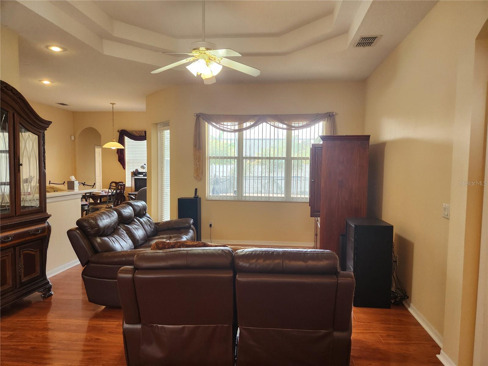 TB8323115 Property Photo 3