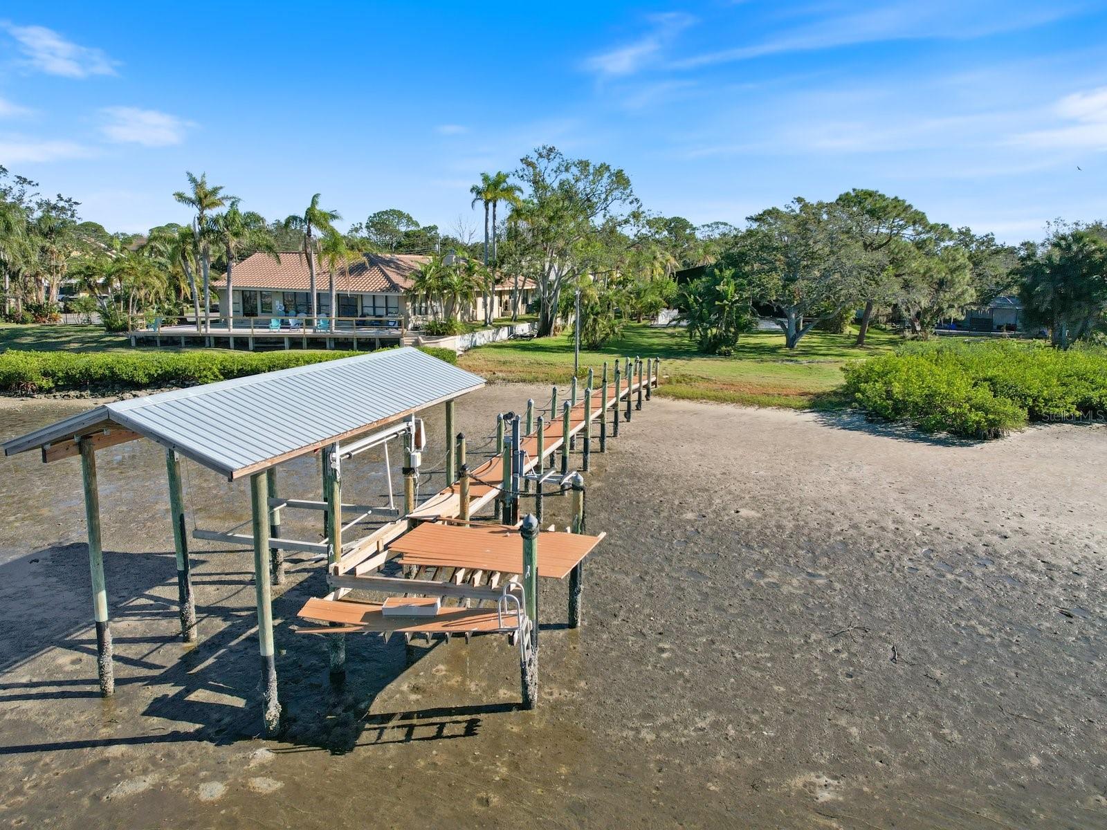 710 Shore Dr E Property Photo 4
