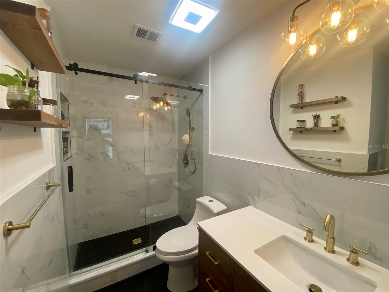 5321 Dover St Ne Property Photo 4