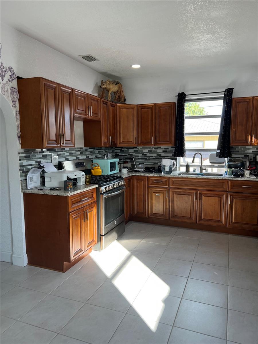 2021 Thrace St Property Photo 9