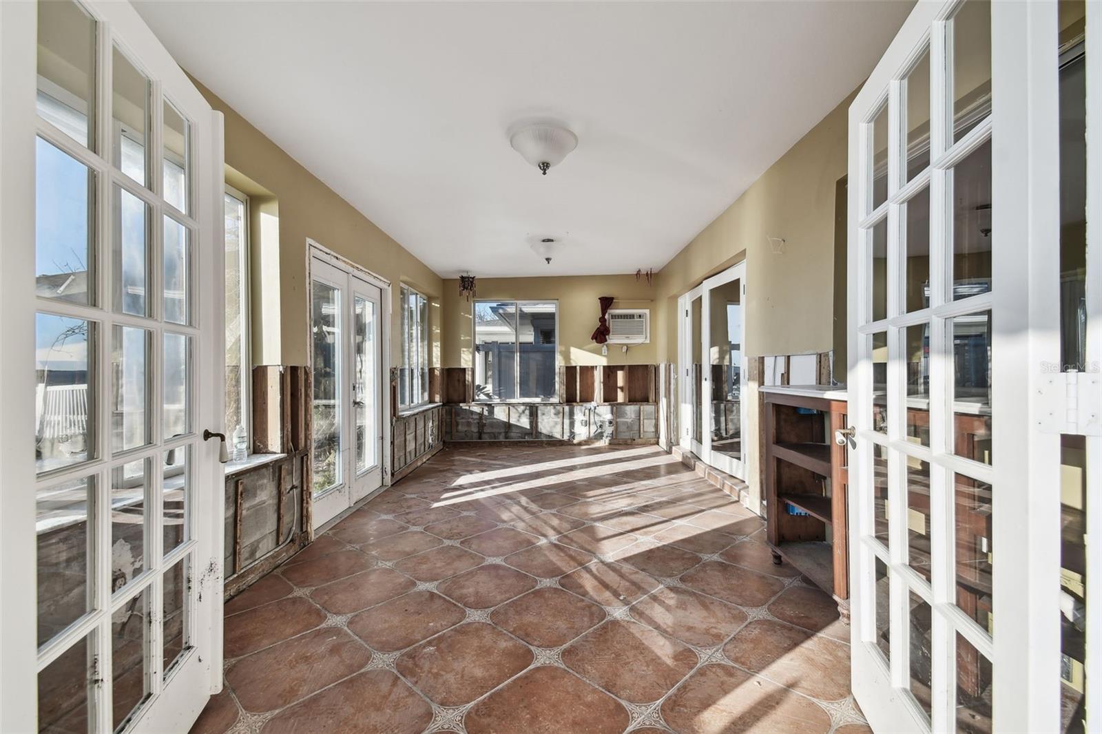 1836 Venetian Point Dr Property Photo 9