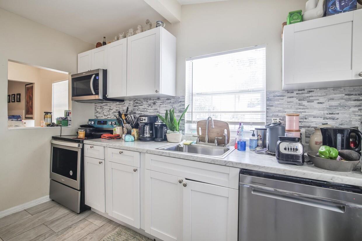 1013 Drew St Property Photo 3