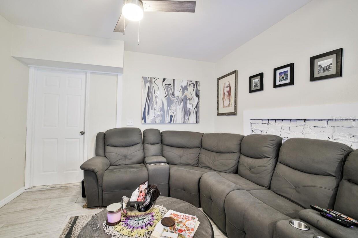 1013 Drew St Property Photo 4