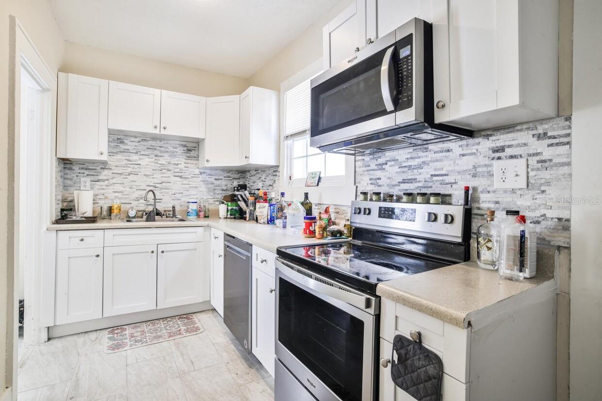 1013 Drew St Property Photo 5