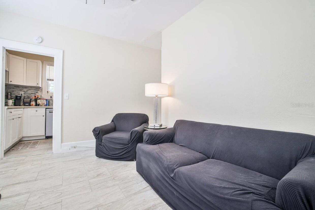 1013 Drew St Property Photo 6
