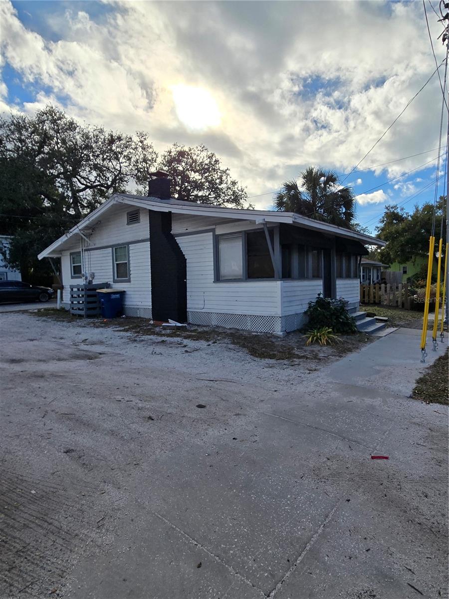1013 Drew St Property Photo 7
