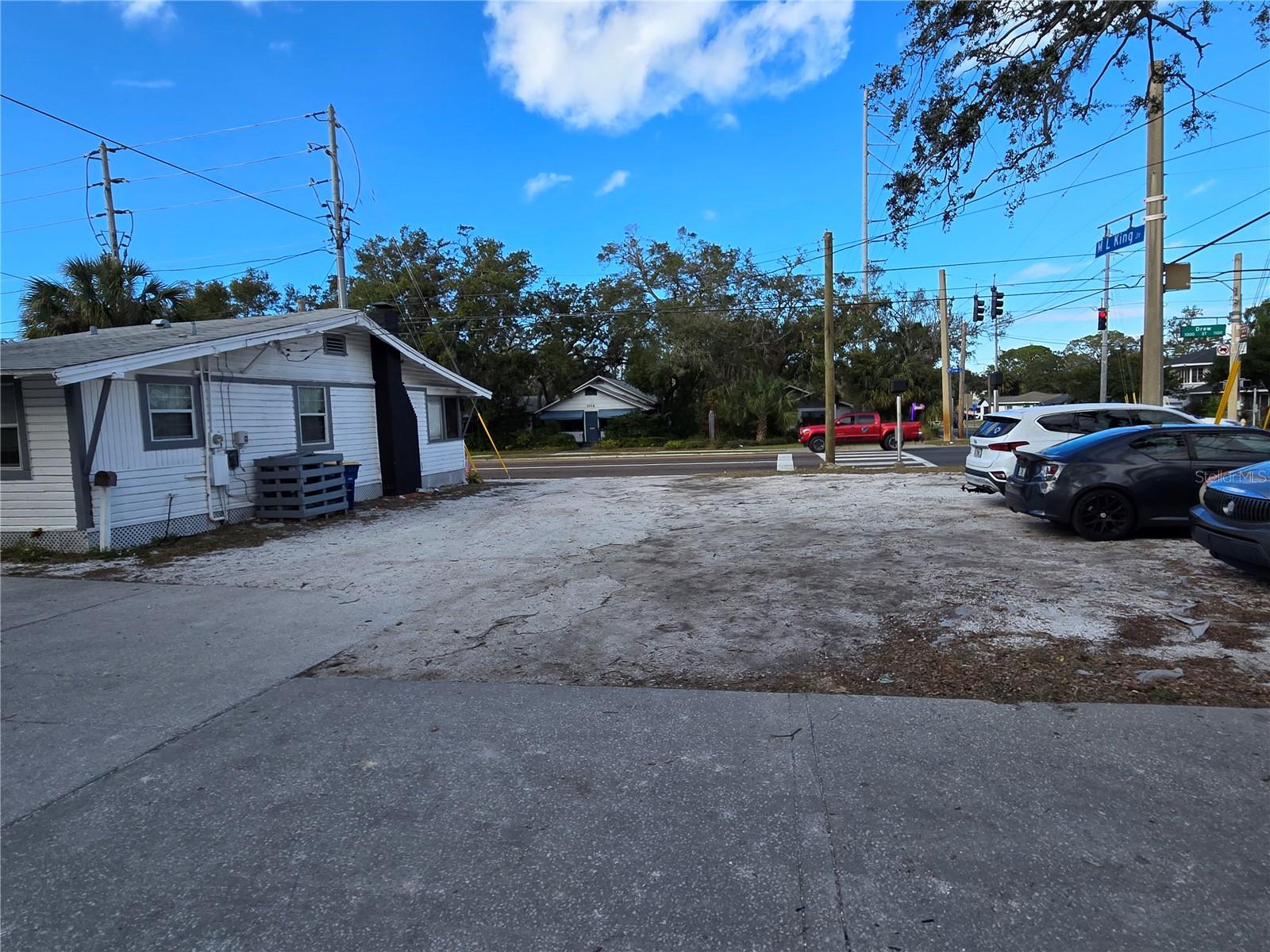 1013 Drew St Property Photo 8