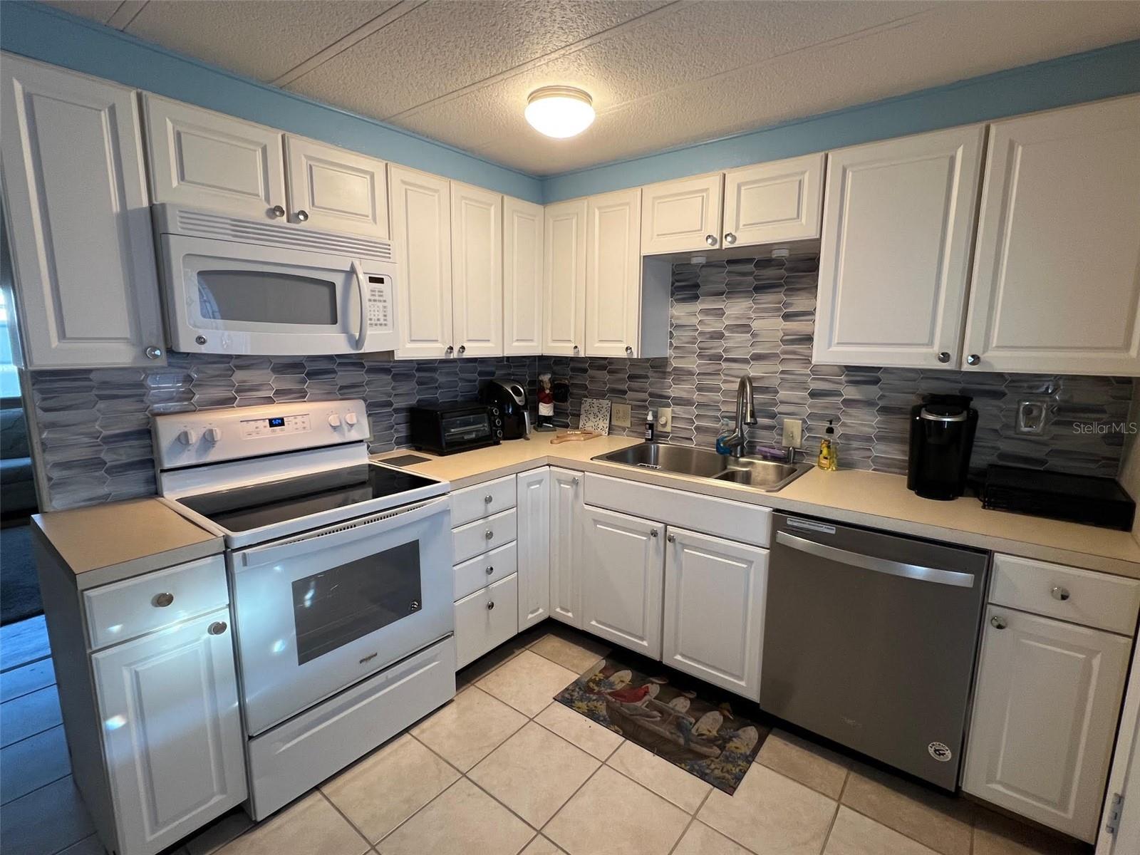 220 Royal Palm Cir Property Photo 6