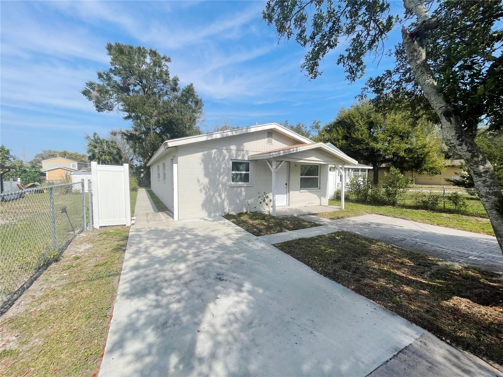301 Bassedena Cir N Property Photo