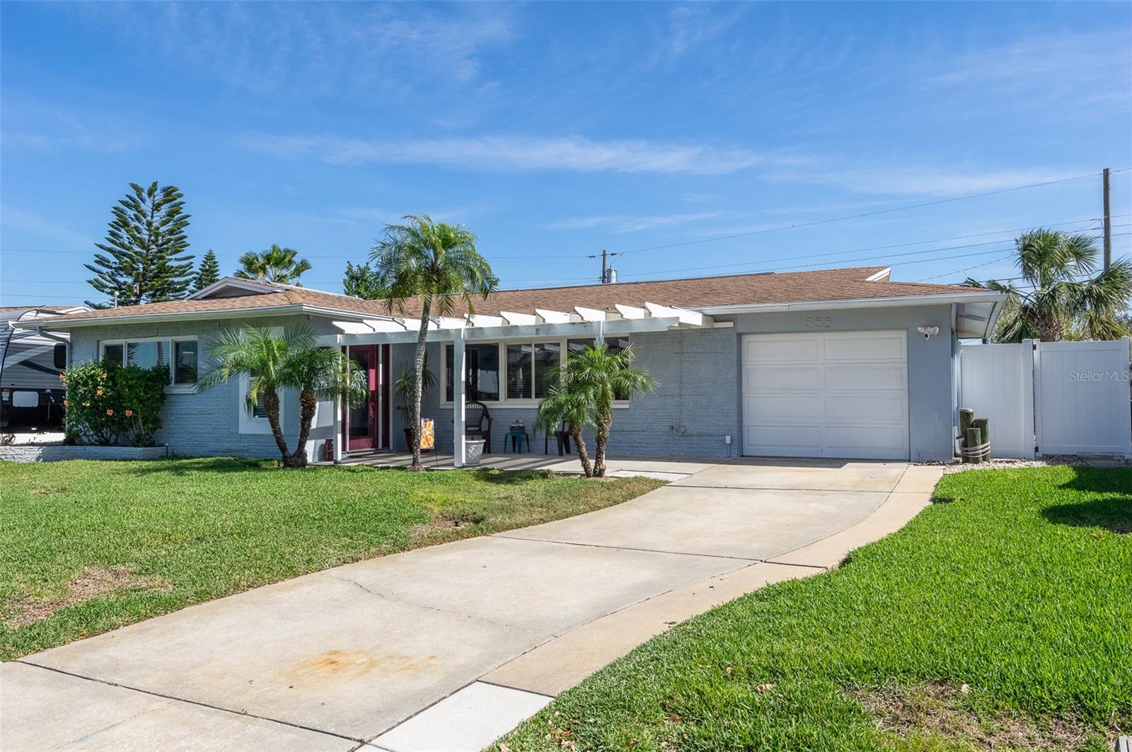553 E LAKE DR Property Photo 1