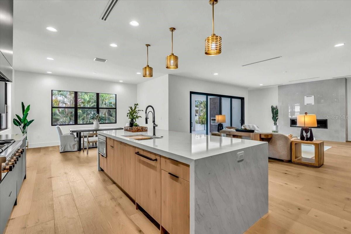 5017 W Dickens Ave Property Photo 6