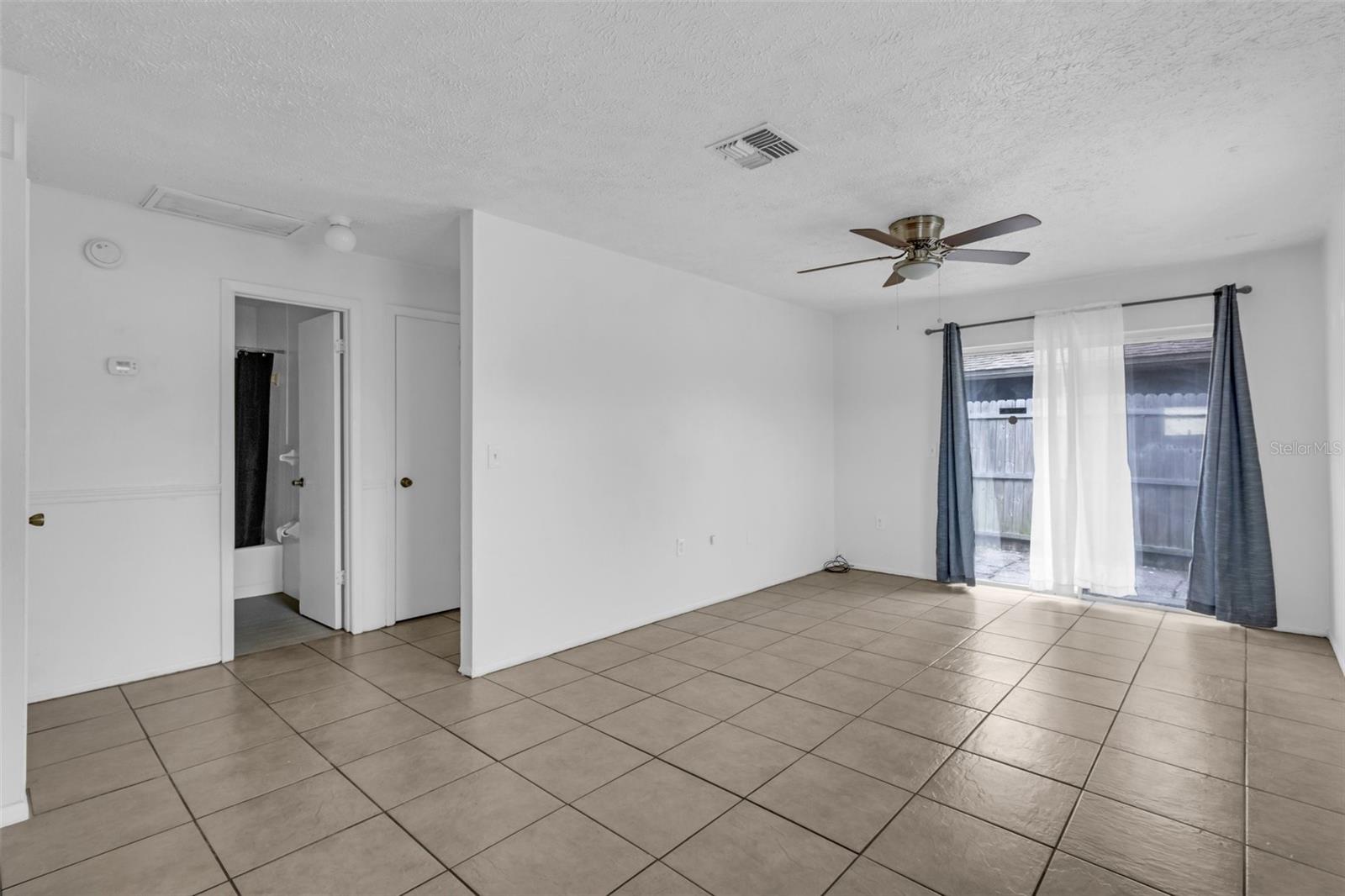 5435 Beach St Property Photo 10