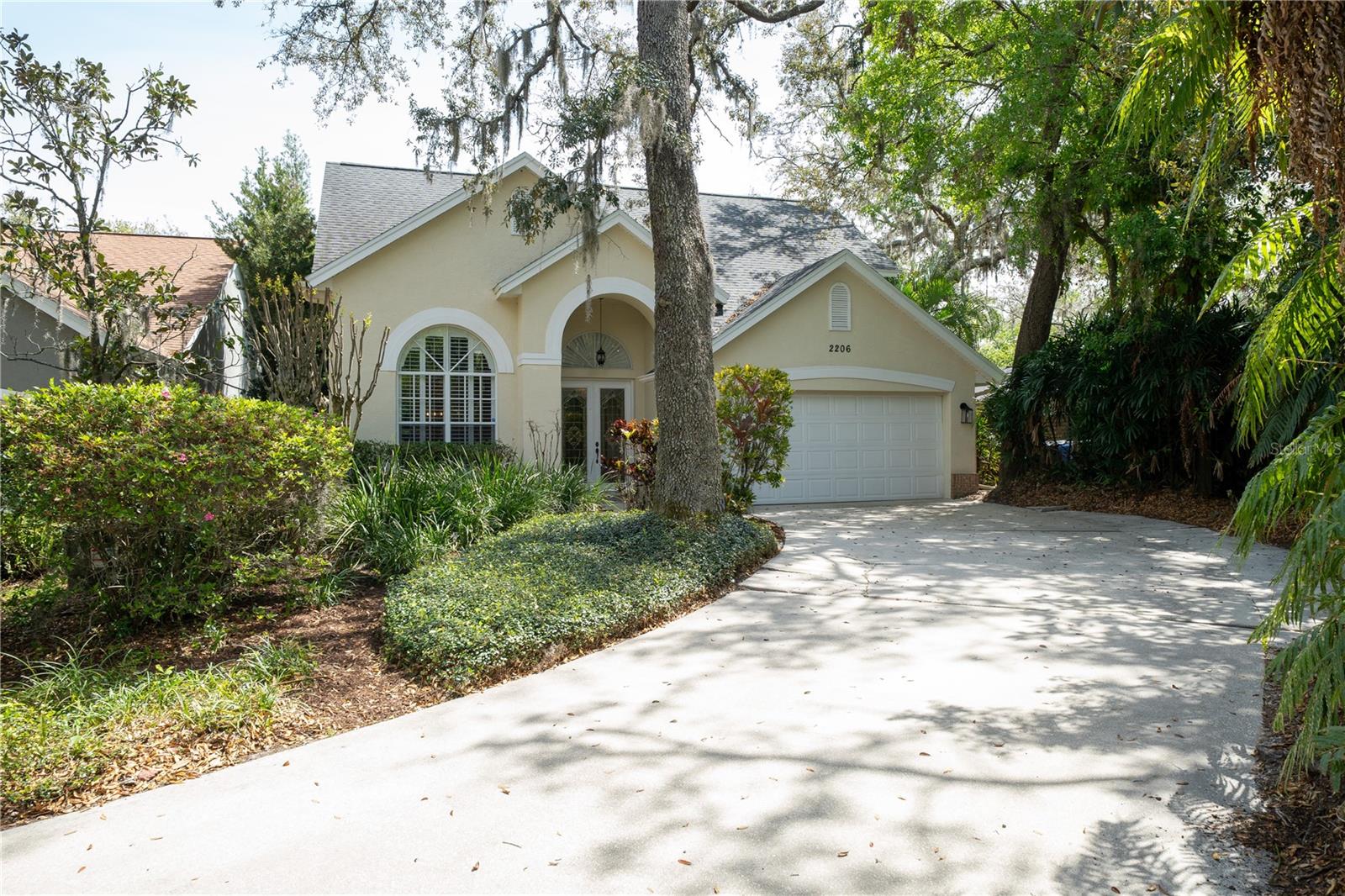 2206 Green Oaks Ln Property Photo 1