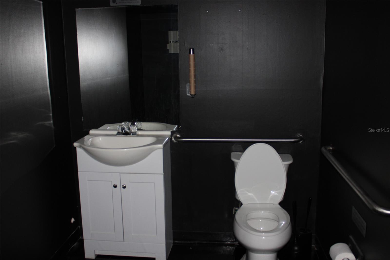 2260 Commercial Way Property Photo 3