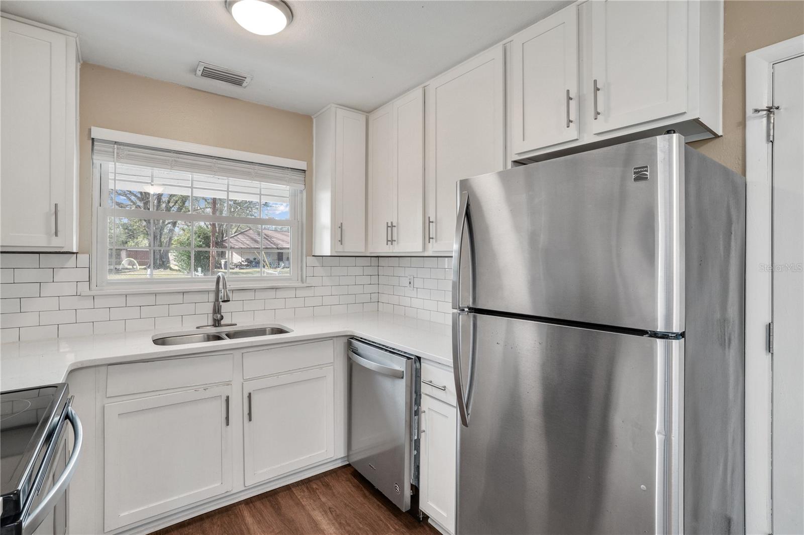 1913 Delaroche Dr W Property Photo 5