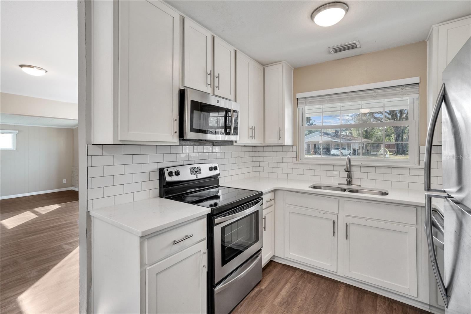 1913 Delaroche Dr W Property Photo 6