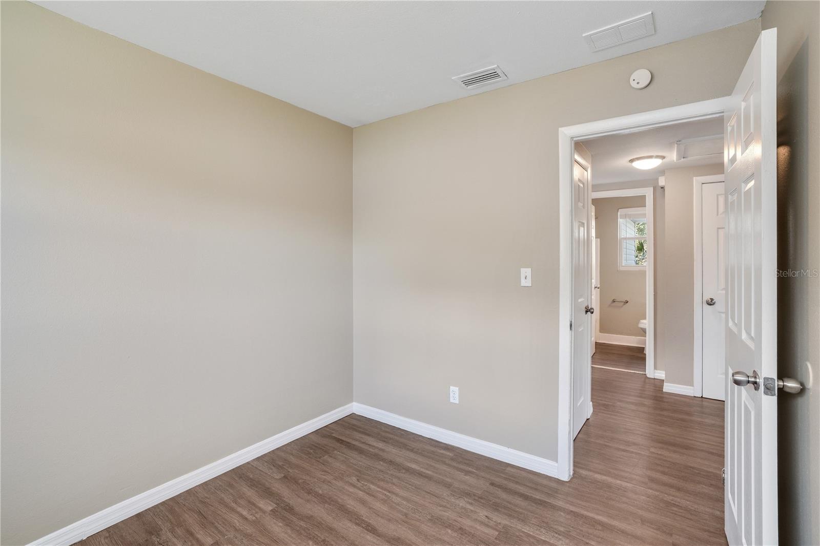 1913 Delaroche Dr W Property Photo 8