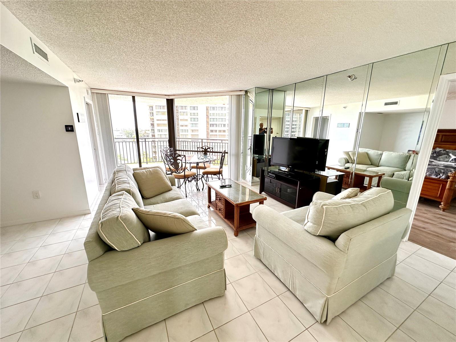 690 Island Way #707 Property Photo 4