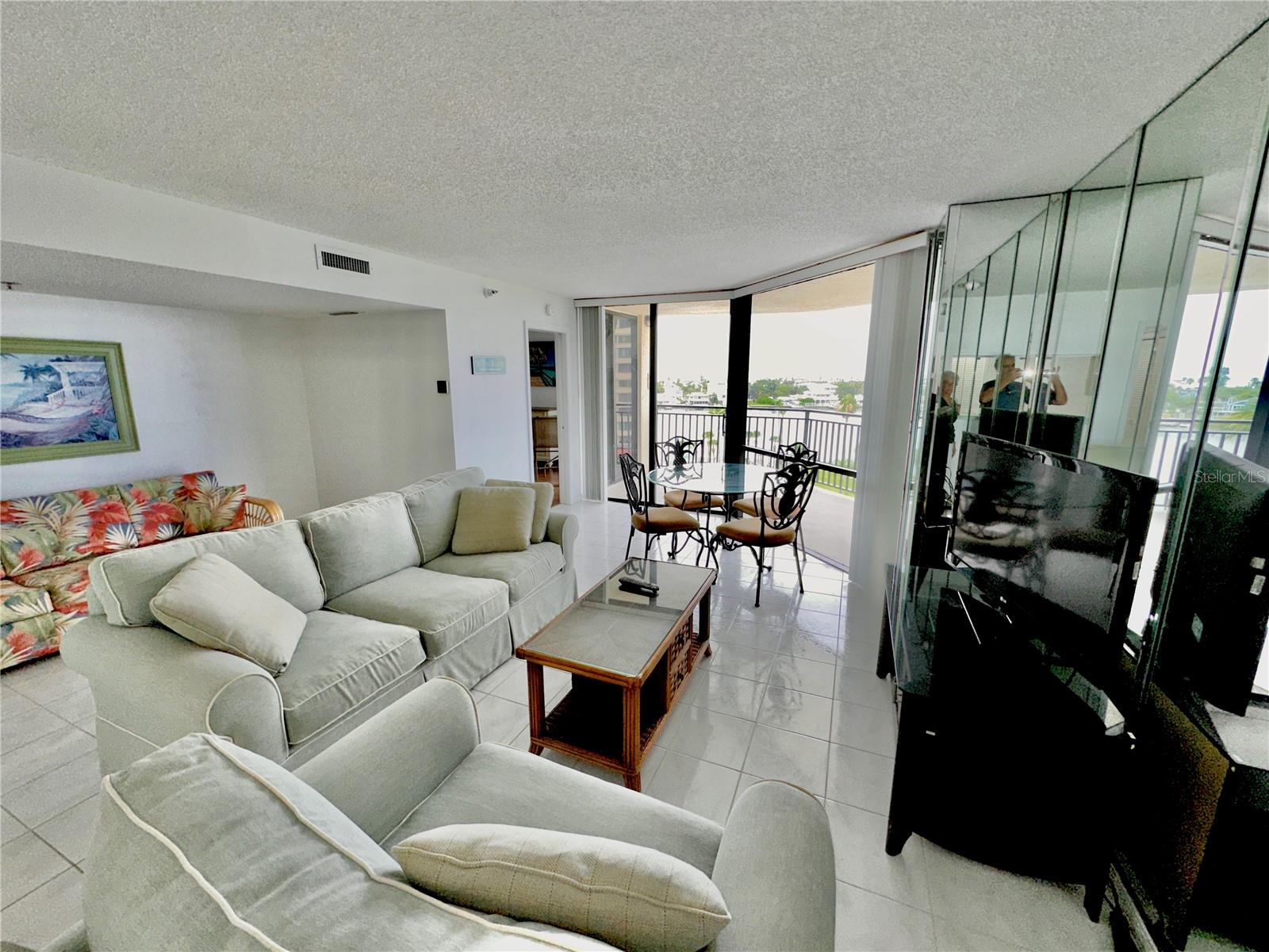 690 Island Way #707 Property Photo 6