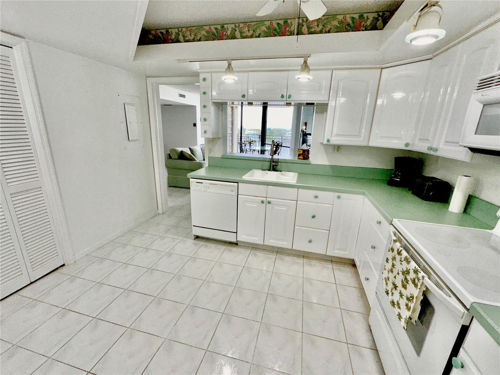 690 Island Way #707 Property Photo 8