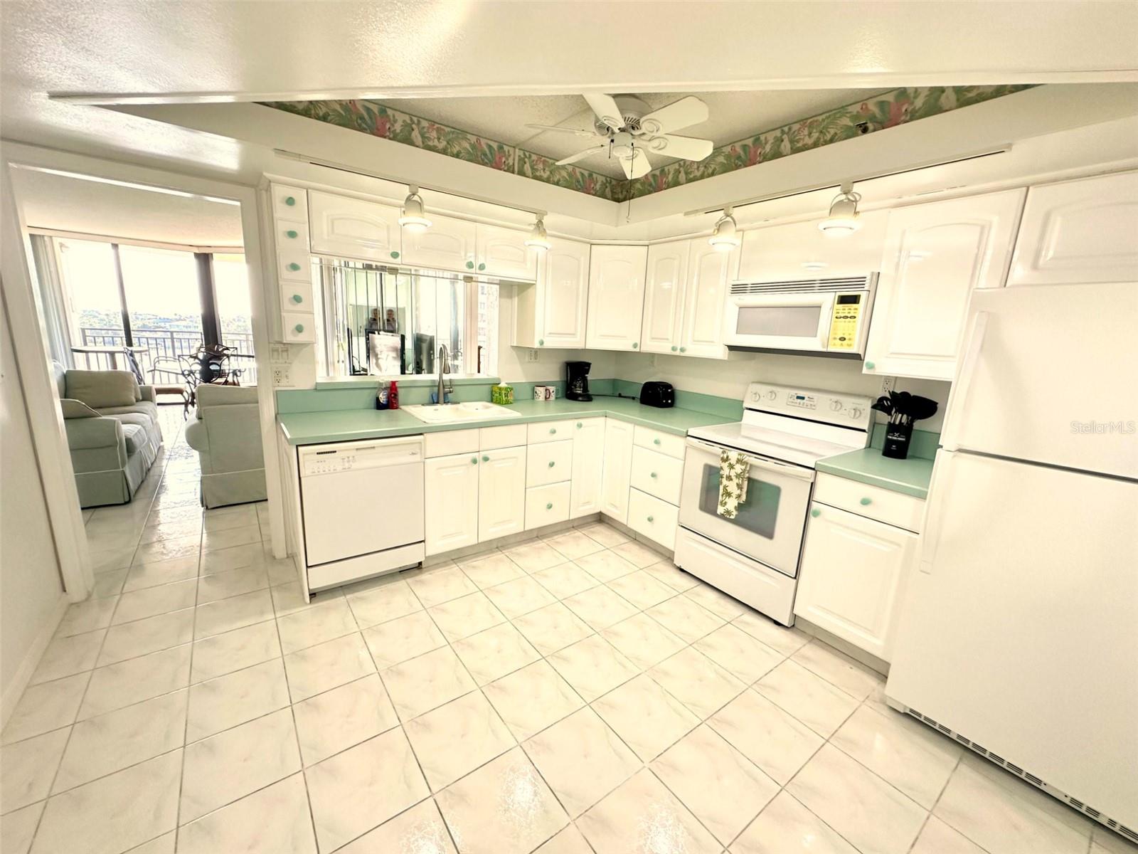 690 Island Way #707 Property Photo 9