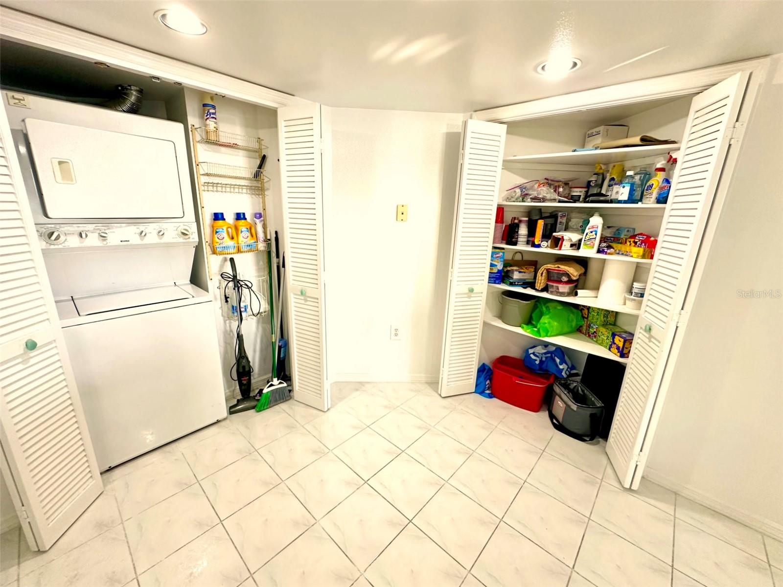 690 Island Way #707 Property Photo 21