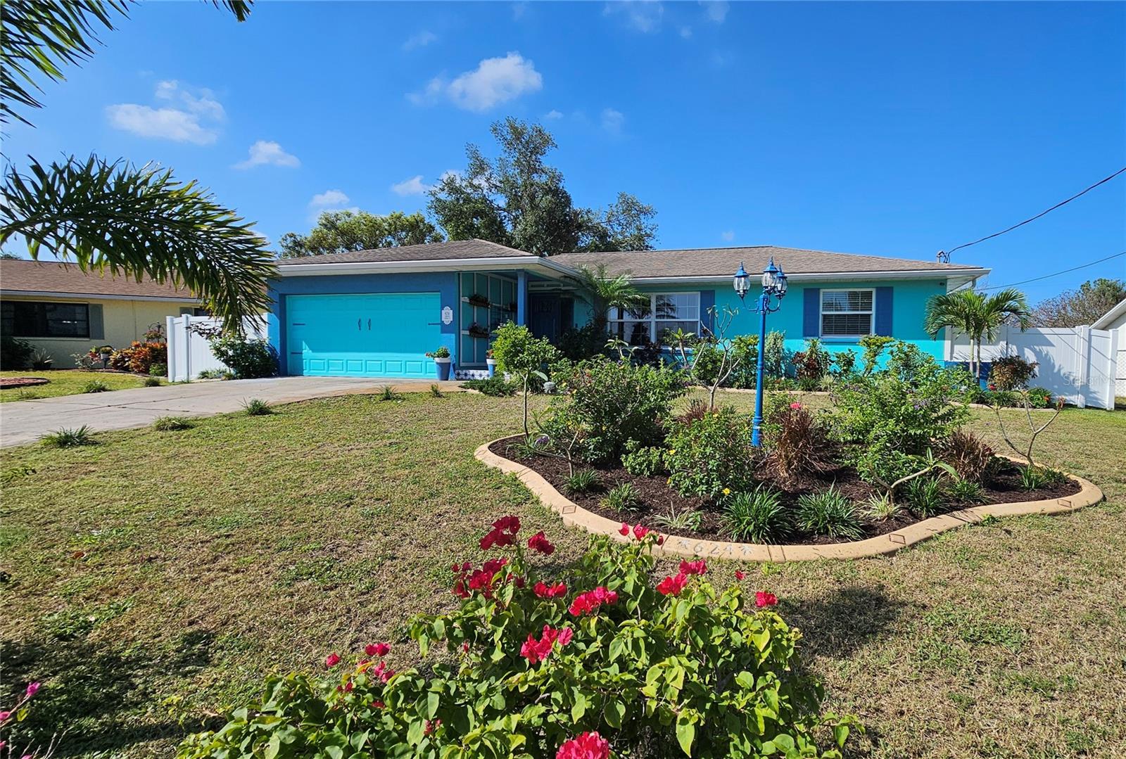 624 Jamaica Cir E Property Photo