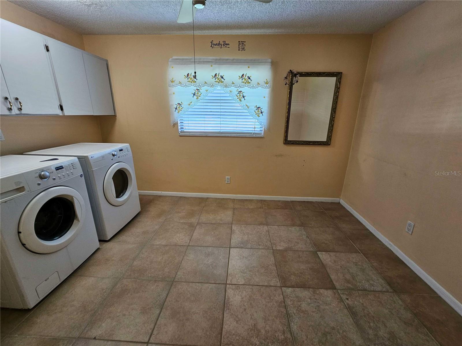 2704 E Montague Ct E Property Photo 29