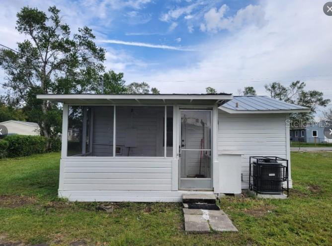 1058 N Davis Ave Property Photo