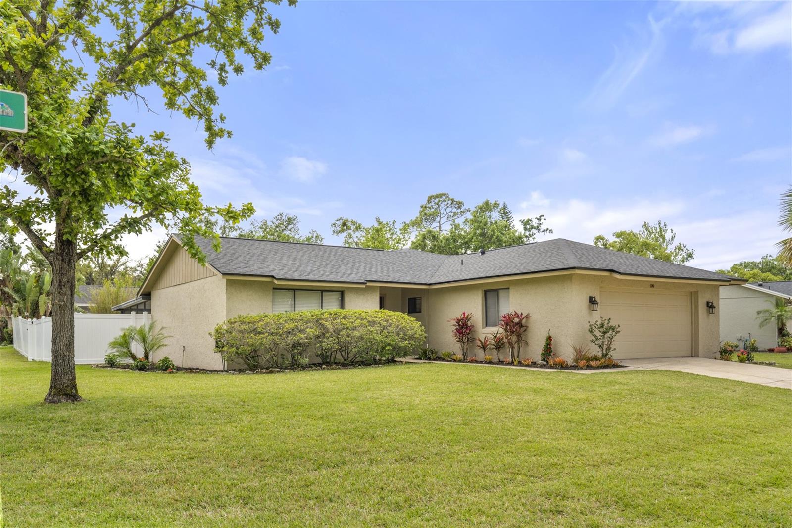 100 Essex Dr Property Photo