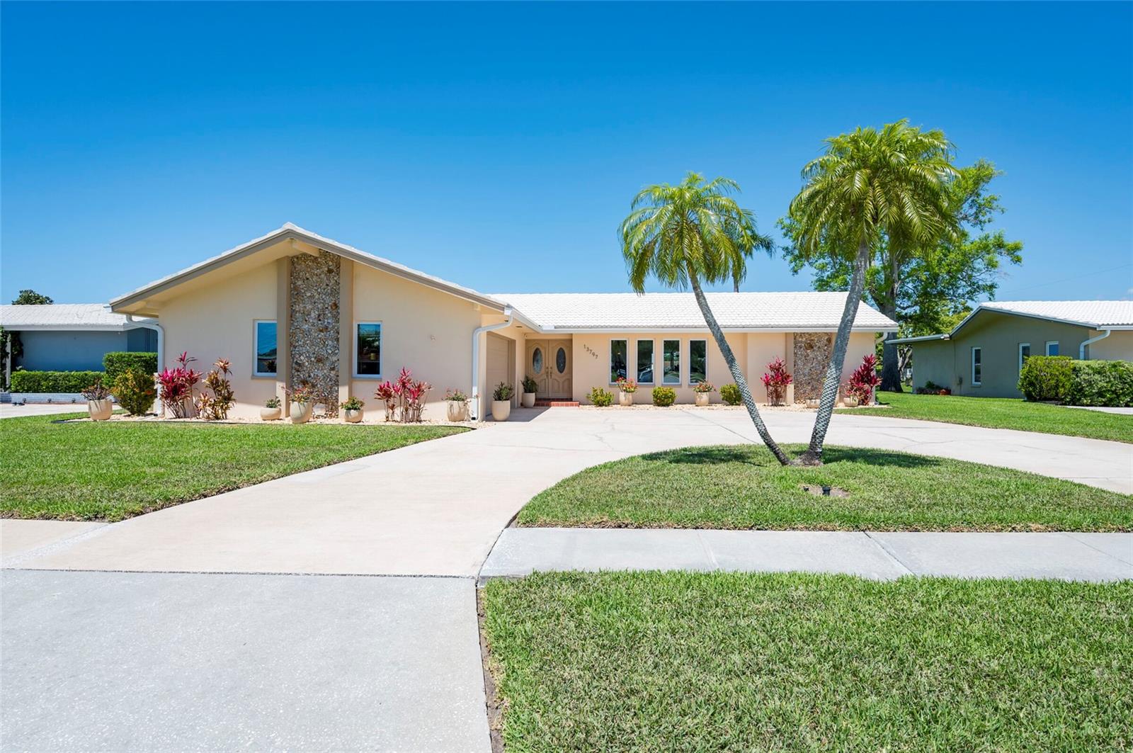 13797 Pinecrest Dr Property Photo 2