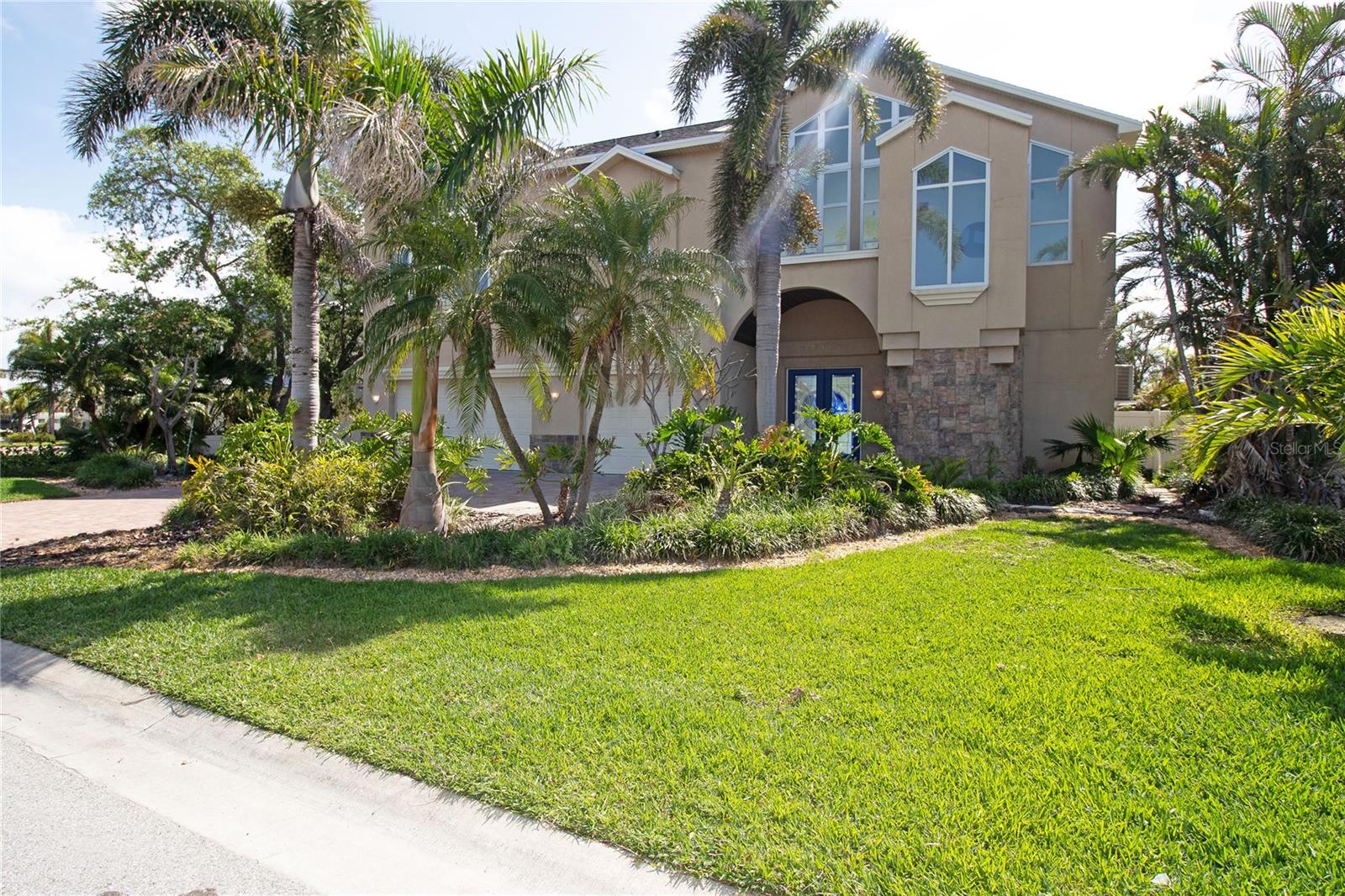 17011 Dolphin Dr Property Photo