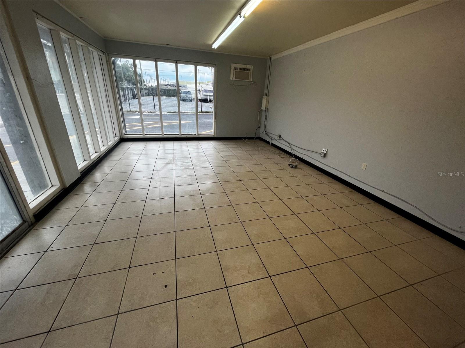 8610 N Suwanee Ave Property Photo 17