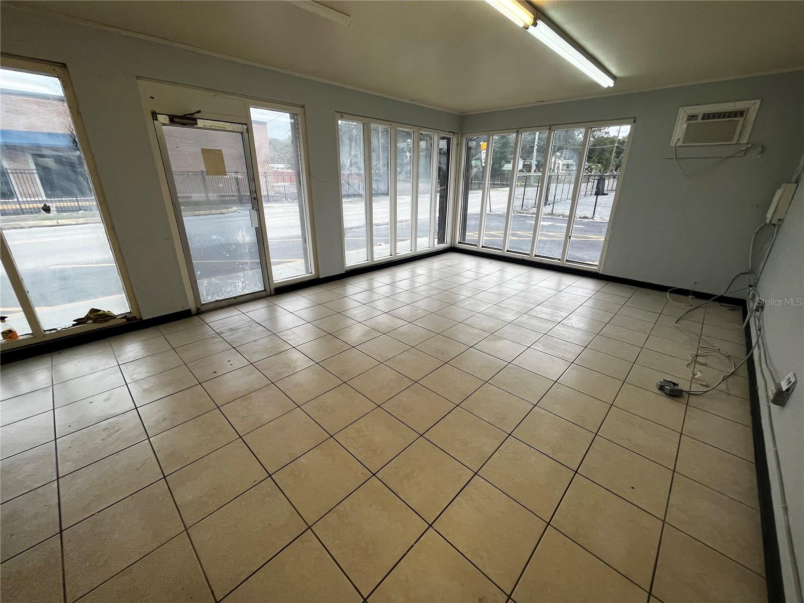 8610 N Suwanee Ave Property Photo 18