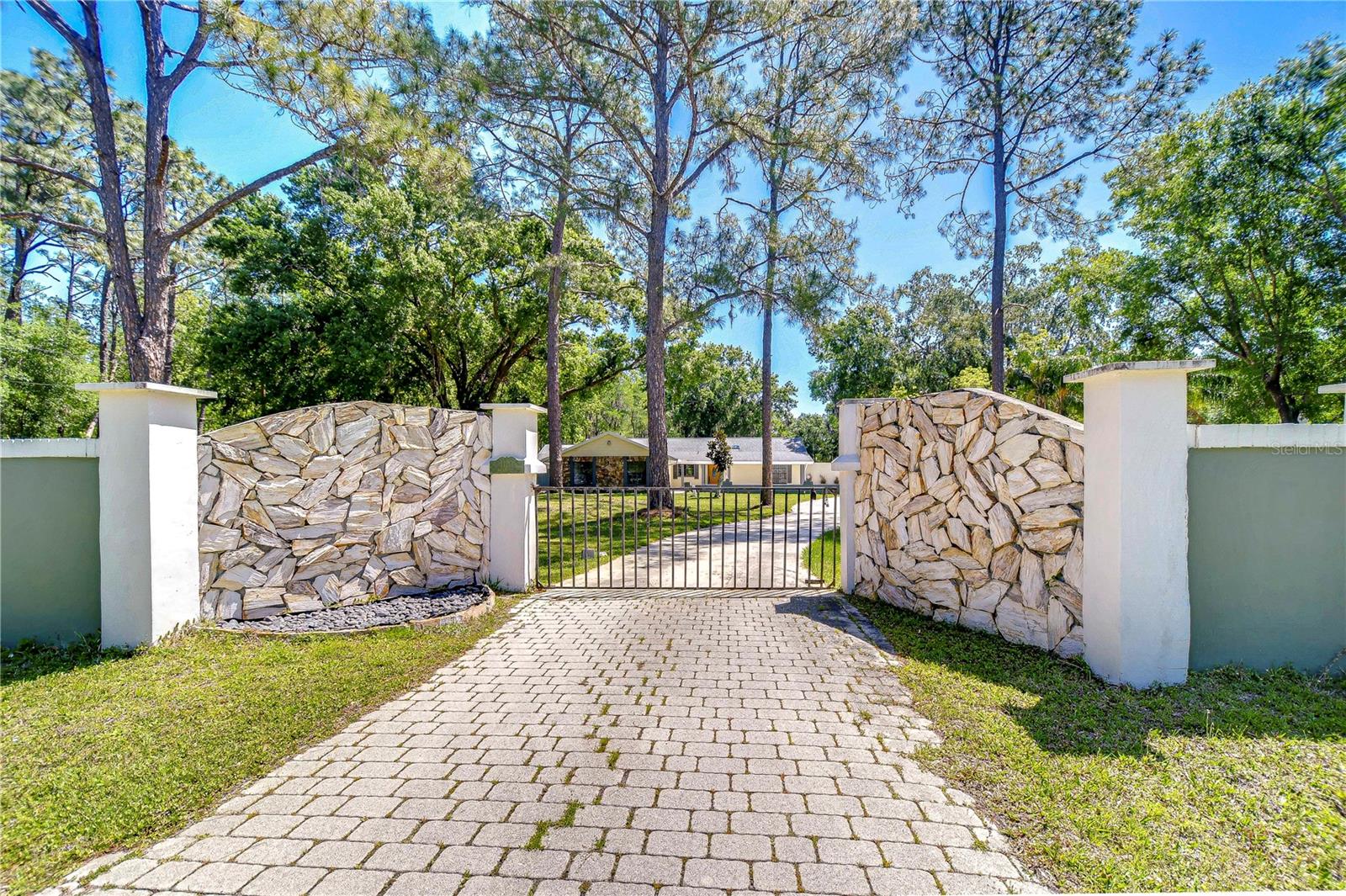 1120 Country Ln Property Photo