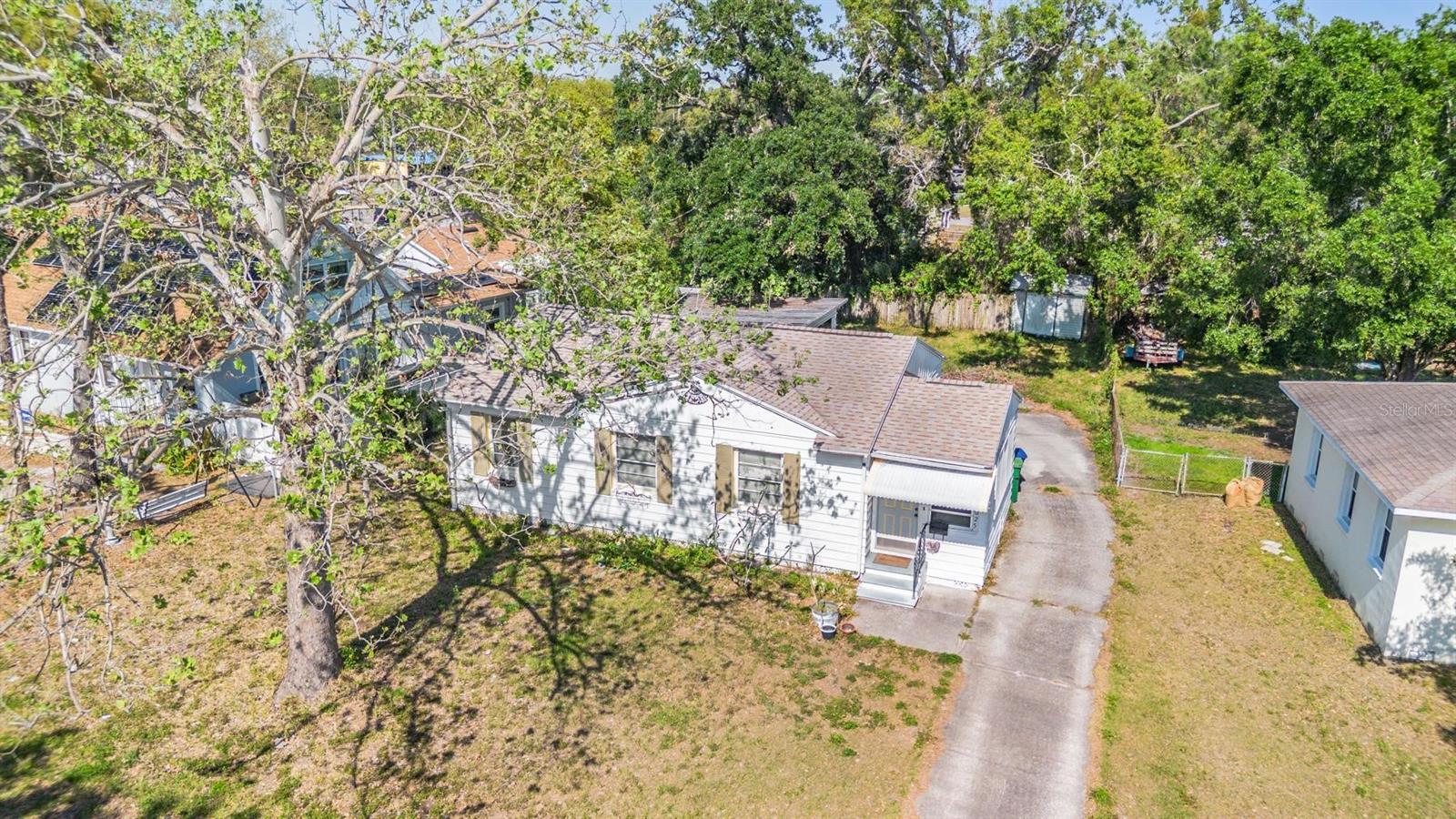 1025 W Berry Ave Property Photo