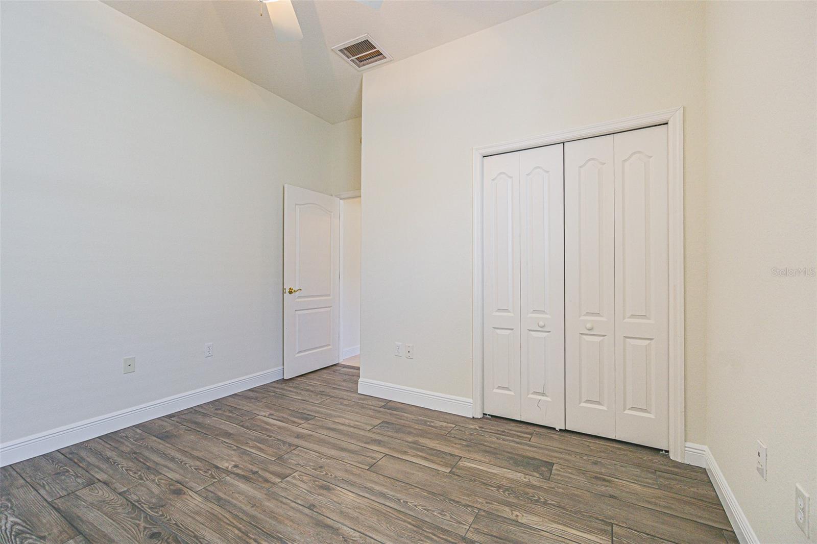9823 Rolling Cir Property Photo 8