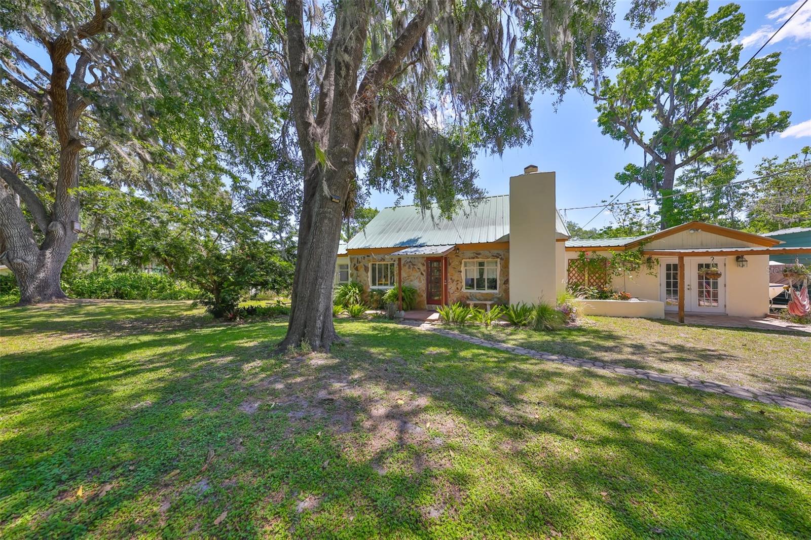 10824 Palmetto St Property Photo 3