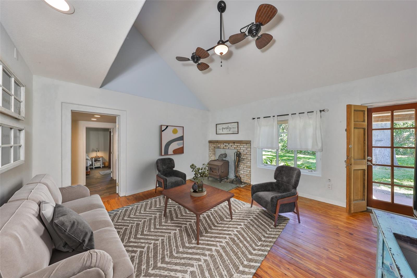 10824 Palmetto St Property Photo 6