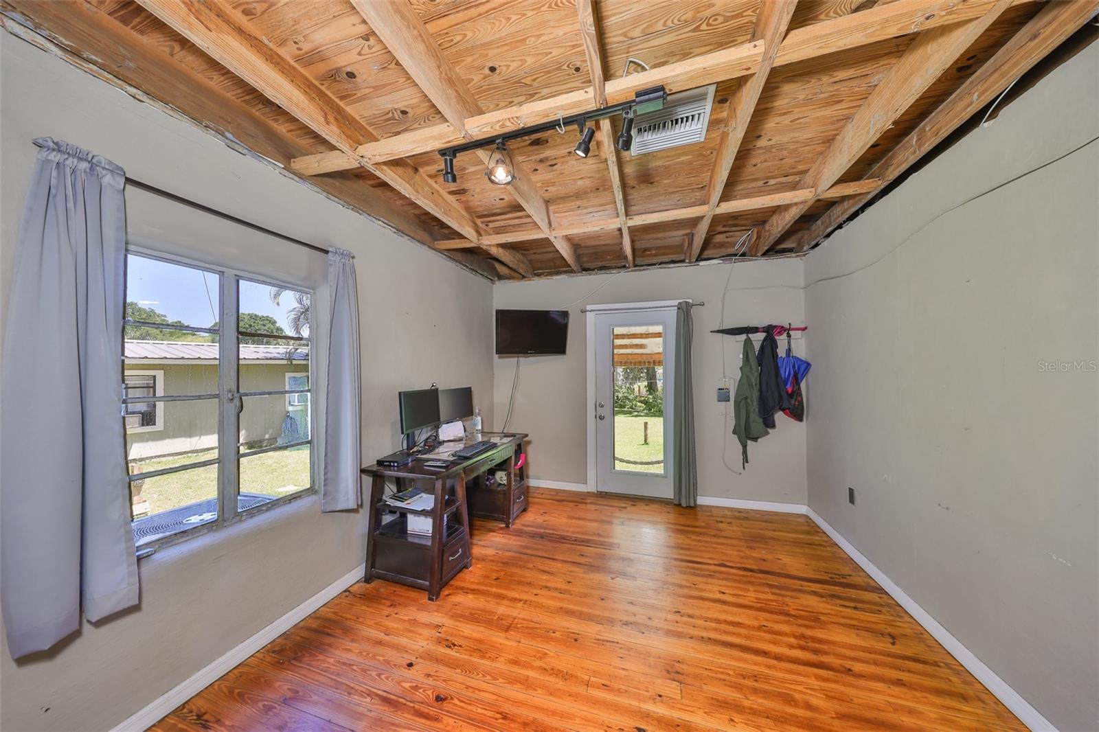 10824 Palmetto St Property Photo 32