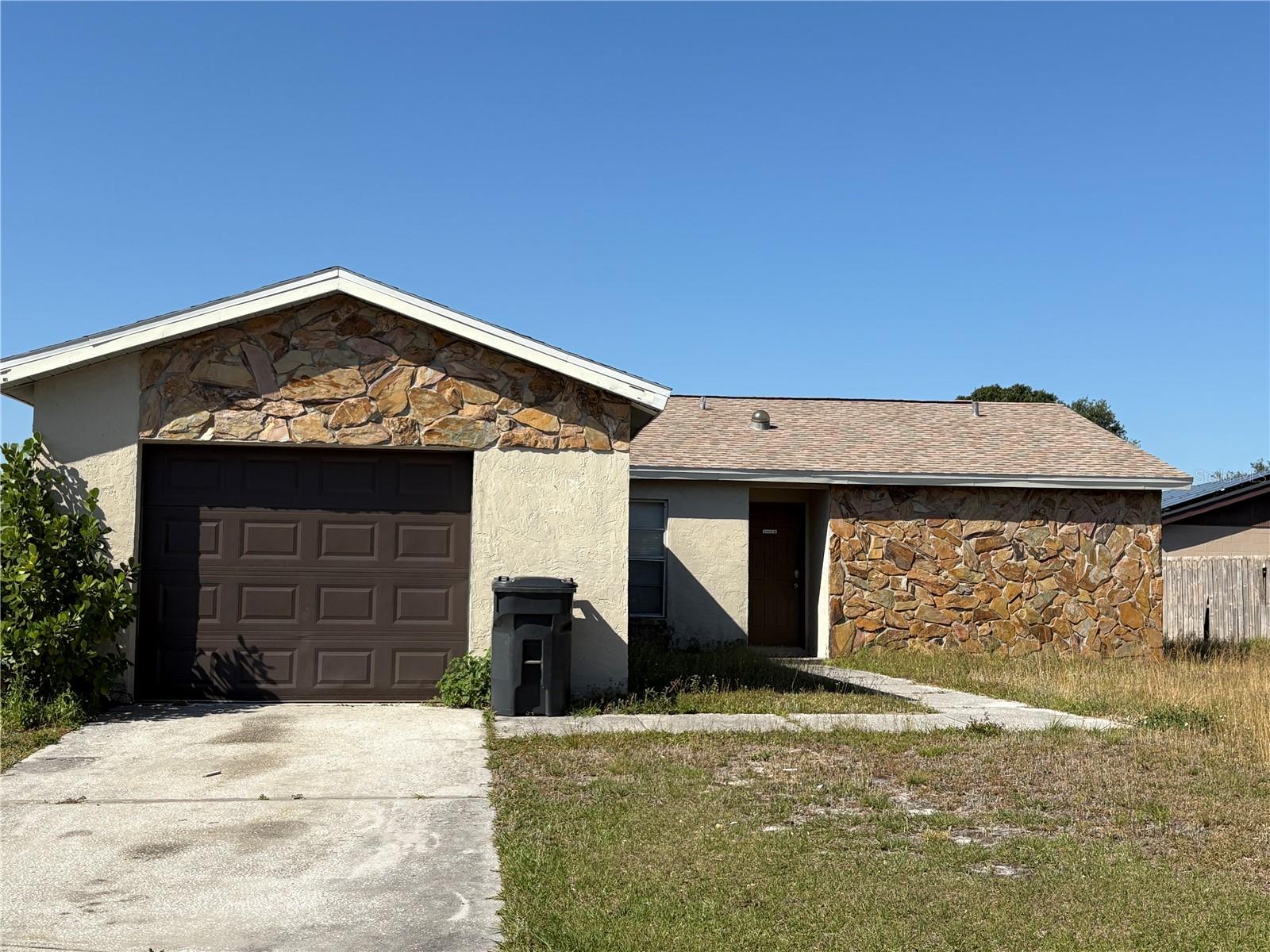 902 Pine Ridge Cir E Property Photo