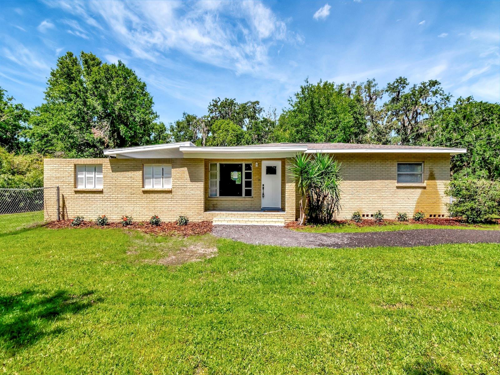 2054 Deerwood Rd Property Photo