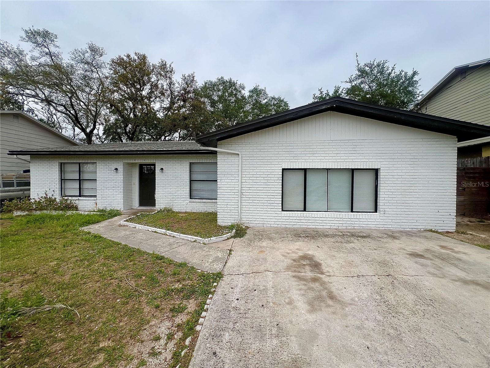 4614 E Seneca Ave Property Photo