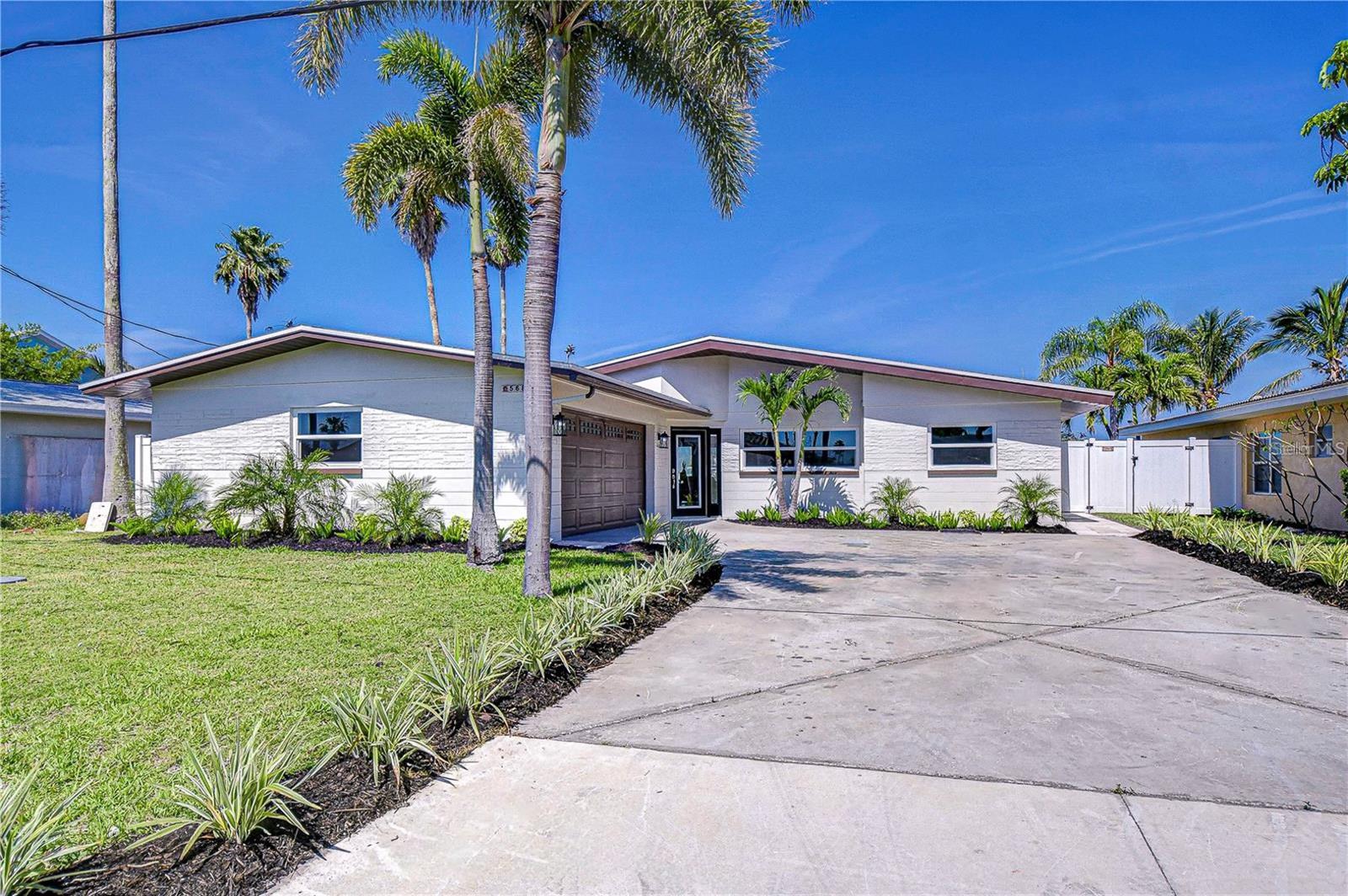 568 Crystal Dr Property Photo