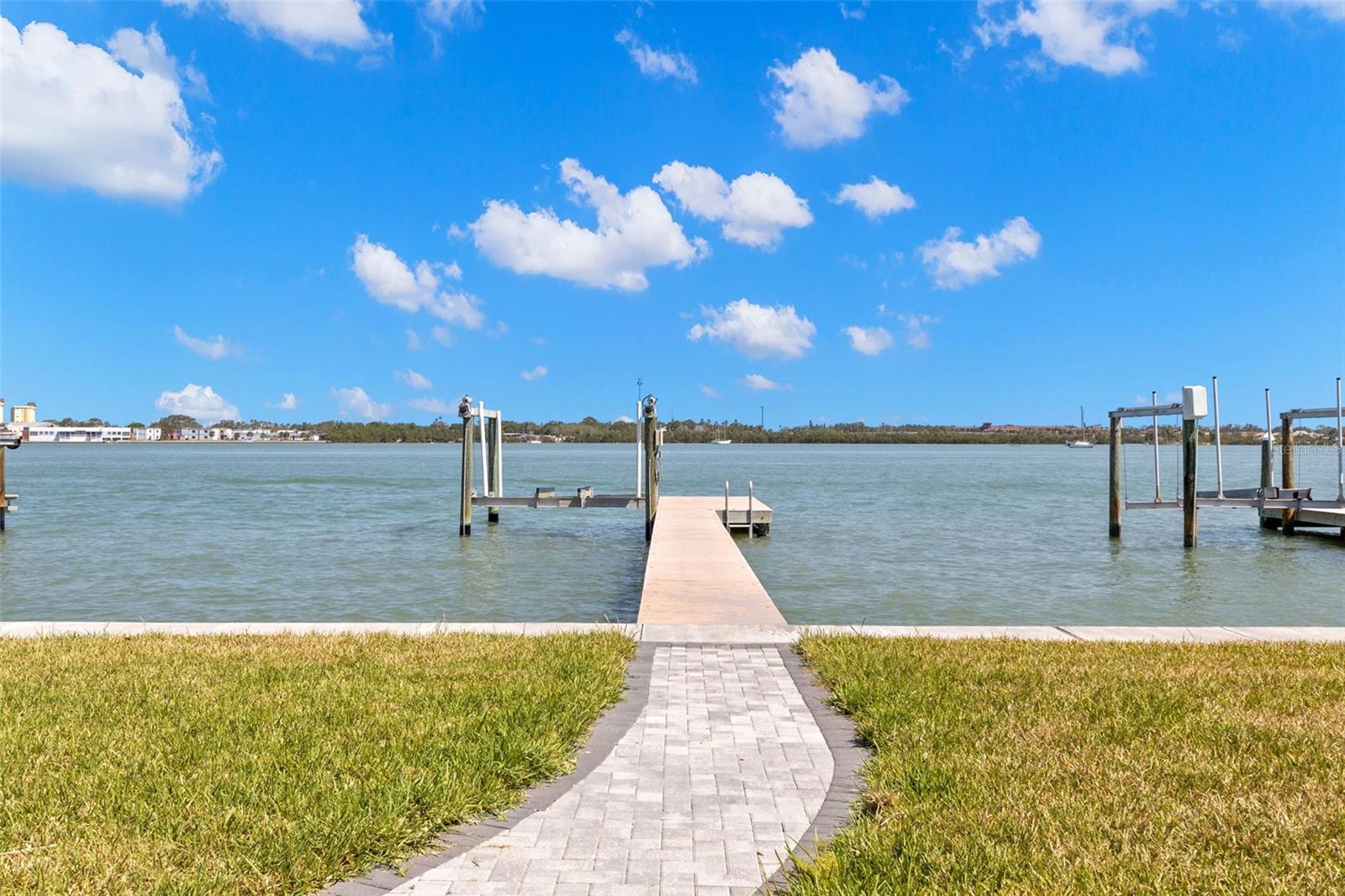 844 Bay Point Dr Property Photo