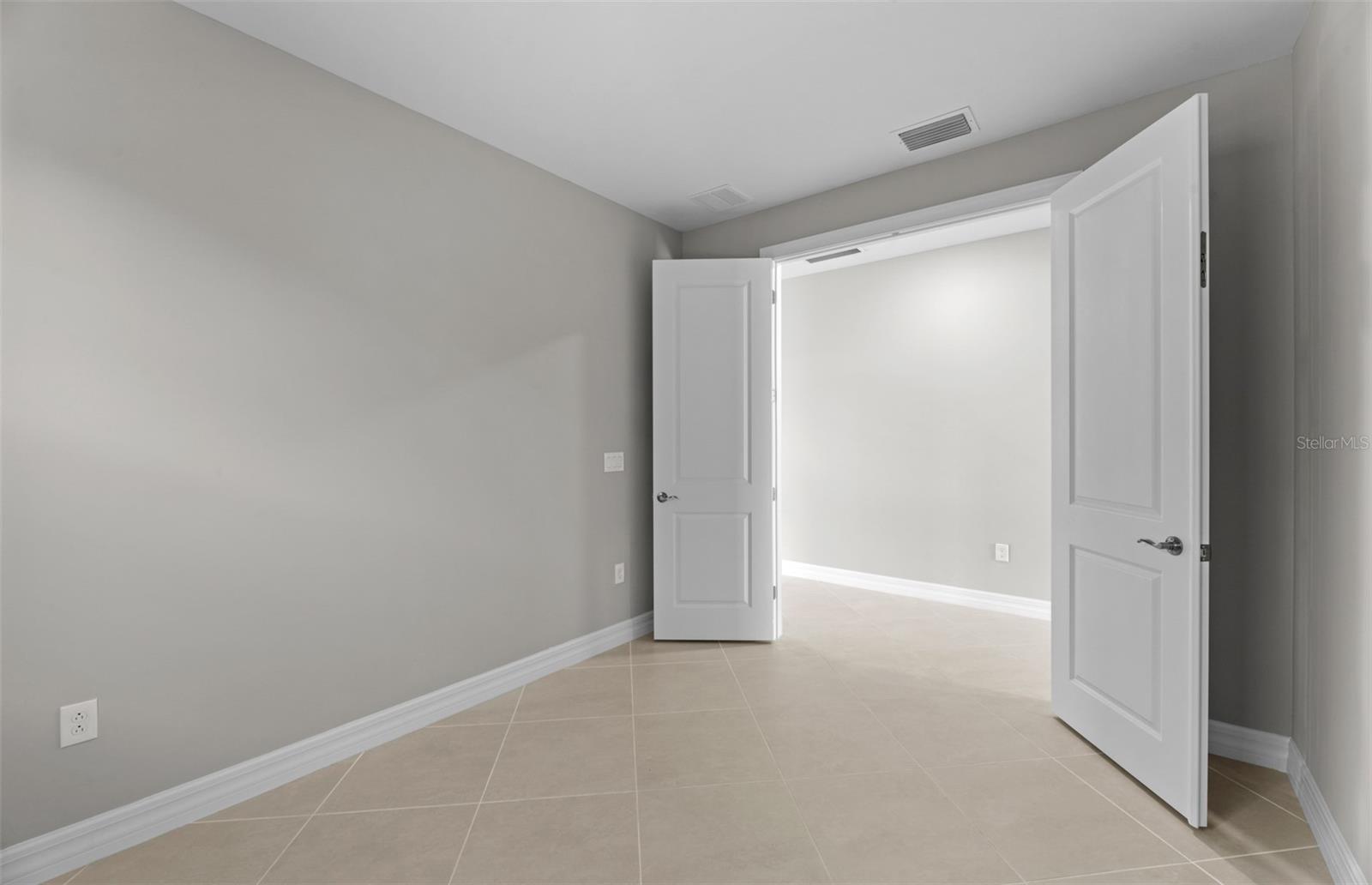 2528 Charter Oak Dr Property Photo 21