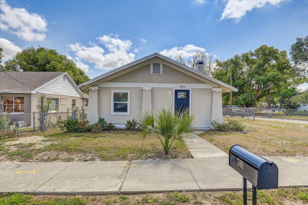701 N Vermont Ave Property Photo